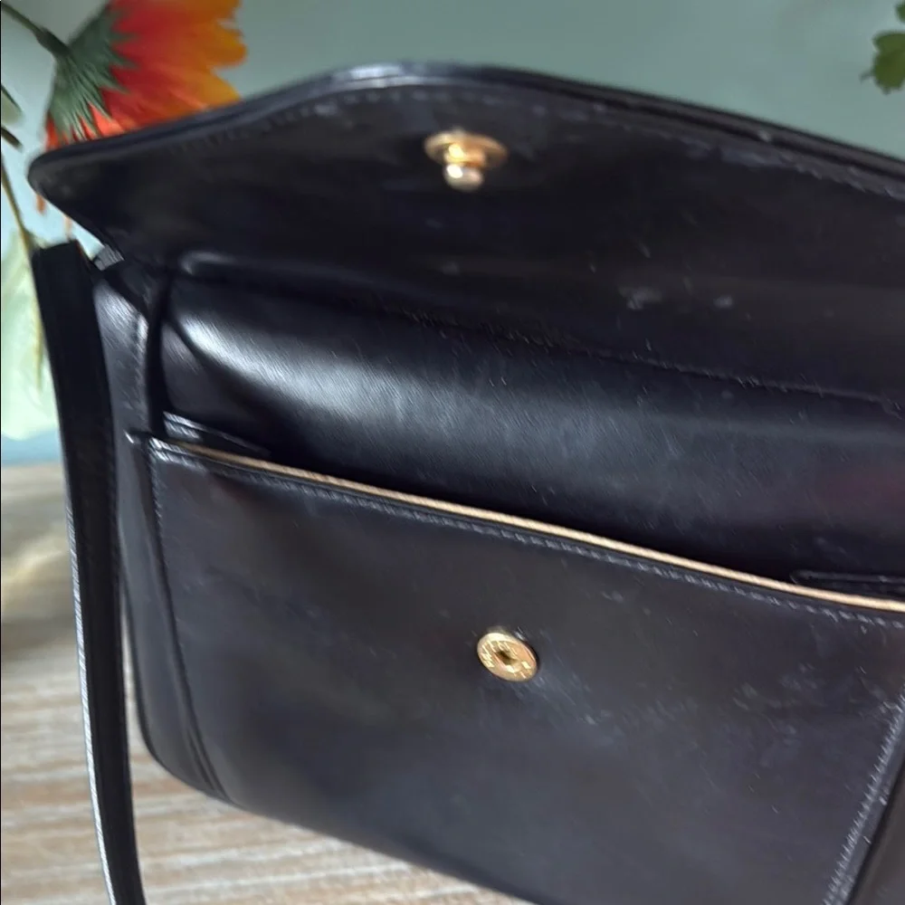 Gucci Black Leather vintage crossbody Bag with Gold-Tone Hardware - Picture 14 of 15